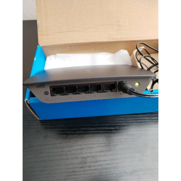Linksys SE1500 5-Port Fast Ethernet Switch - Picture 7 of 9